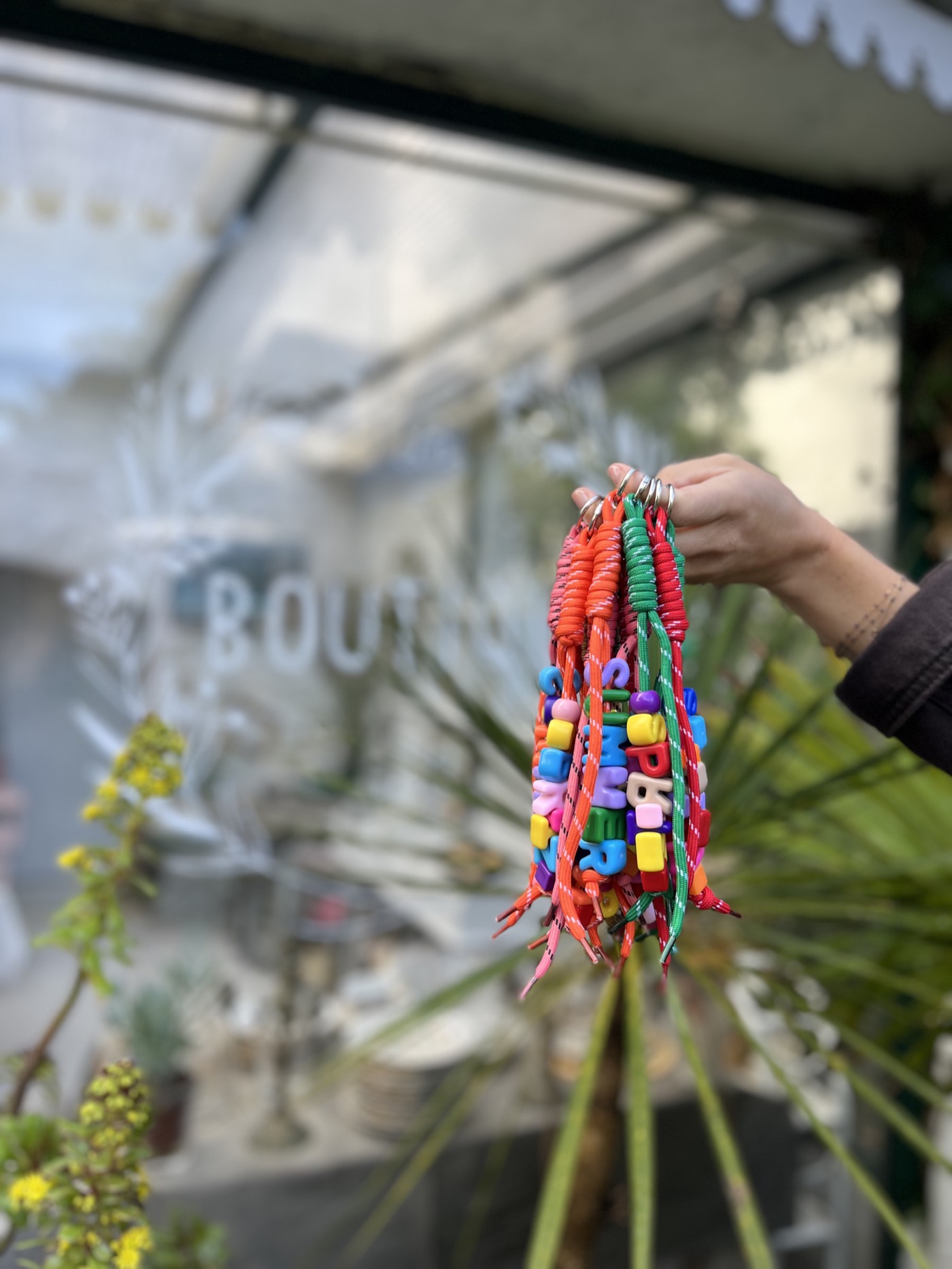 Collection de Grigris colorés devant la boutique Les Carnacoises