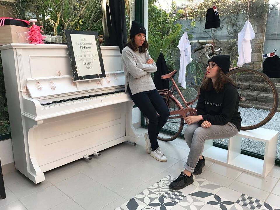 Lily & Clémence dans la petite boutique de Carnac